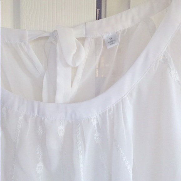 White flowers embroidery flounce blouse - Picture 5 of 10